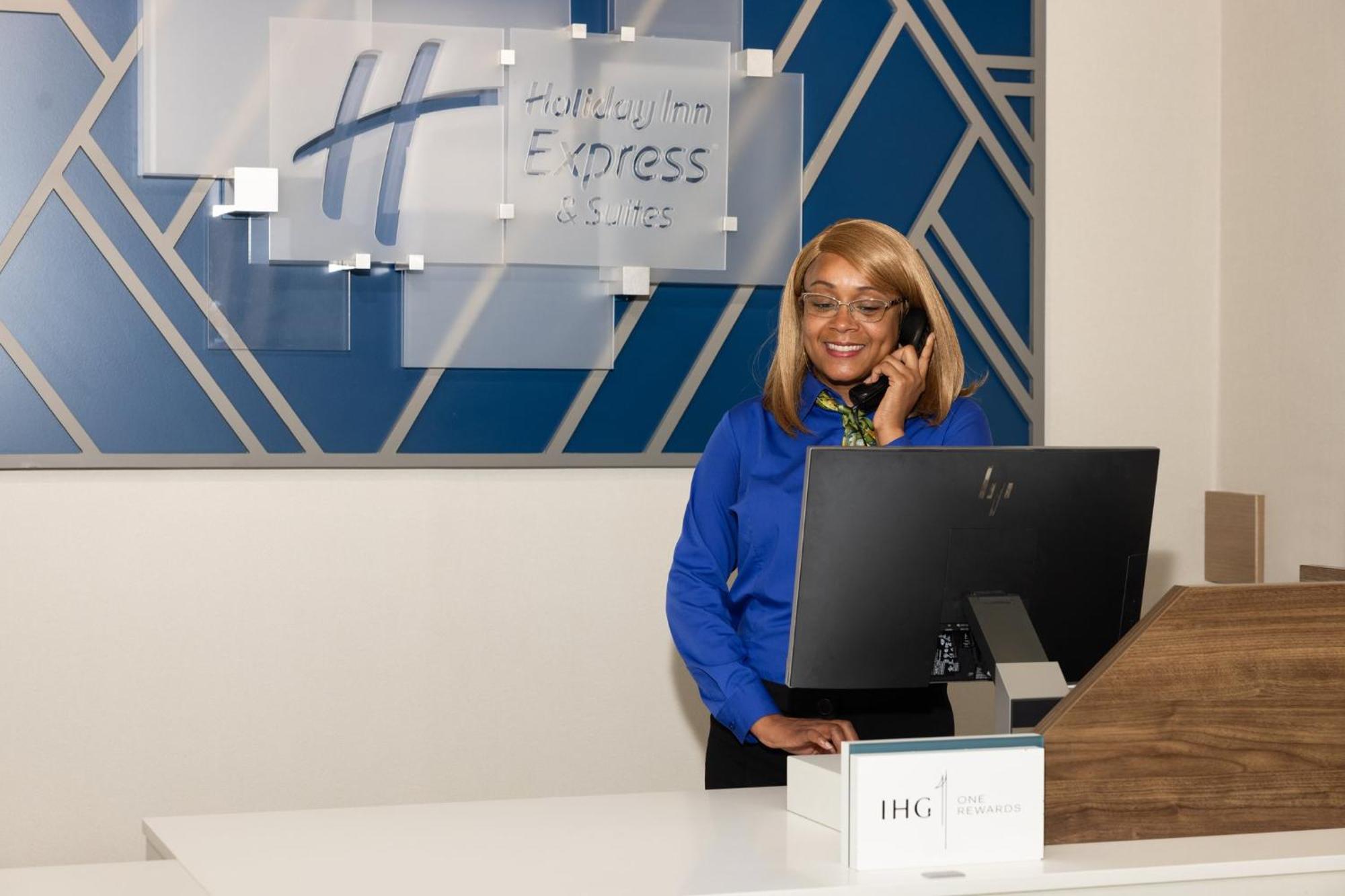 Holiday Inn Express & Suites Columbus At Northlake By Ihg Eksteriør billede