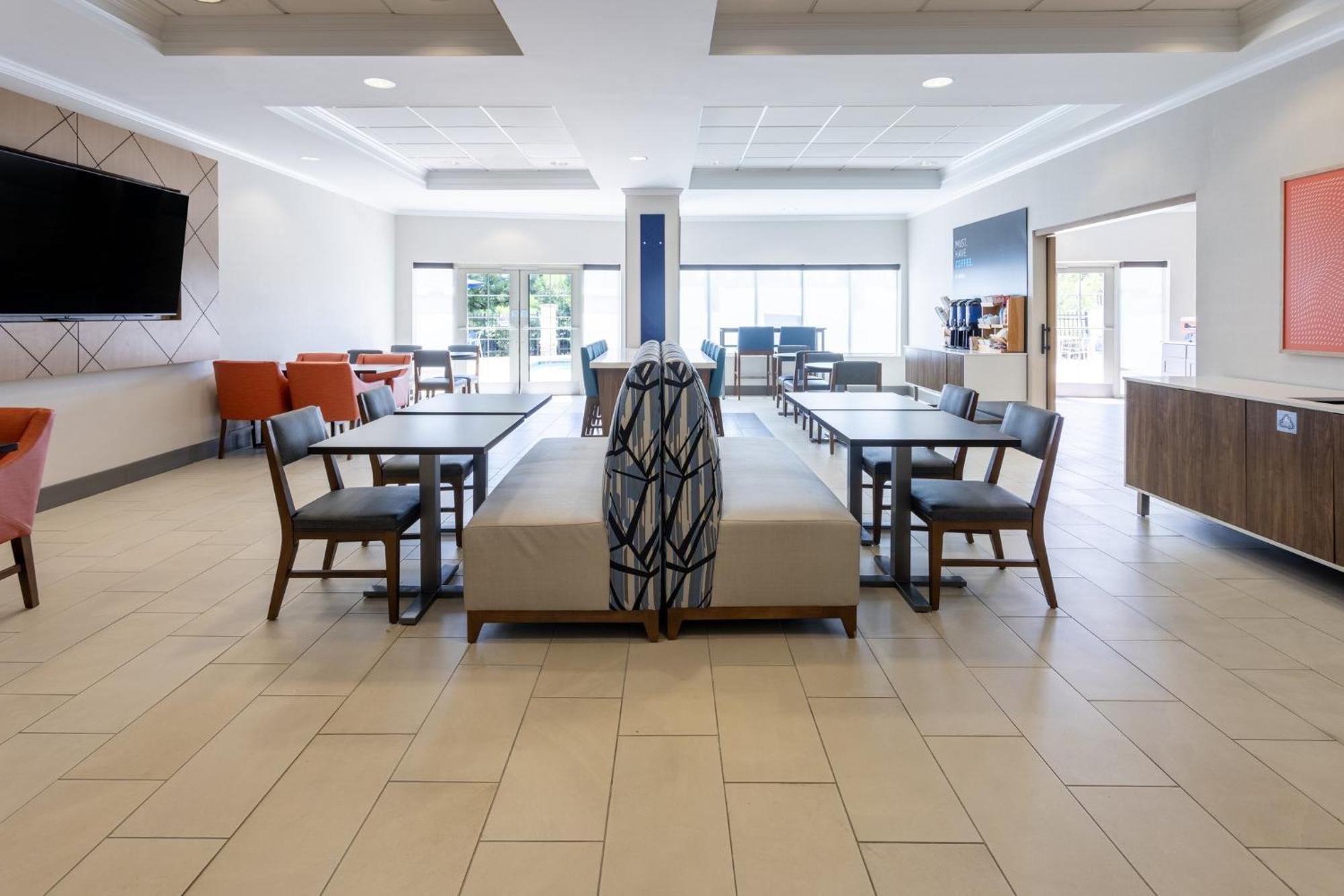 Holiday Inn Express & Suites Columbus At Northlake By Ihg Eksteriør billede